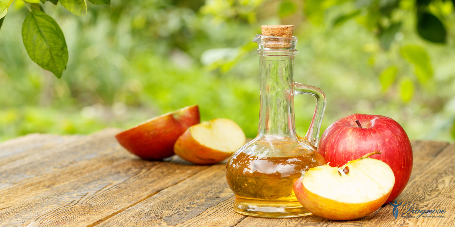 Bereits im Altertum diente Essig, außer zur Bereitung saurer Speisen, auch zum Haltbarmachen von Fleisch und Gemüse. Schon damals hatte man aber auch den Wert des Essigs für die Gesundheitspflege erkannt. Insbesondere Apfelessig ist ein altes Heilmittel der Volksmedizin.